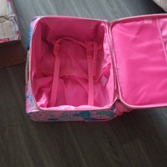 NWT Lilly Pulitzer Carry On Luggage.
It's the Splendor in the Sand print! - Picture 7 of 8